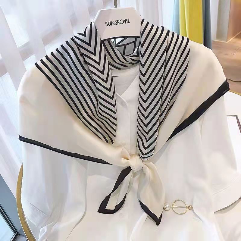 Mode carré 70 cm noir et blanc - Silk Tie Striped avis et prix