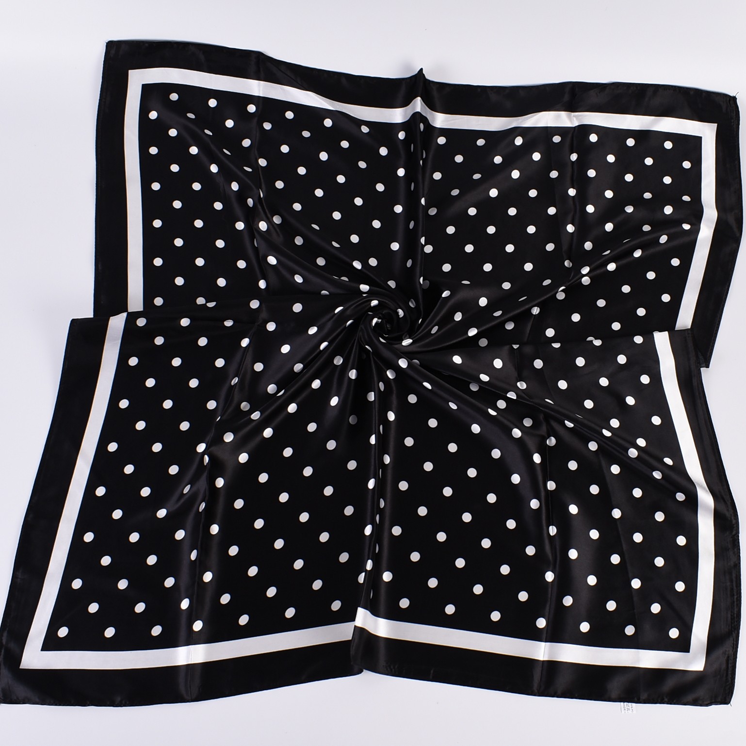 Grand foulard carré à pois ond - Scarf Silk Square avis et prix